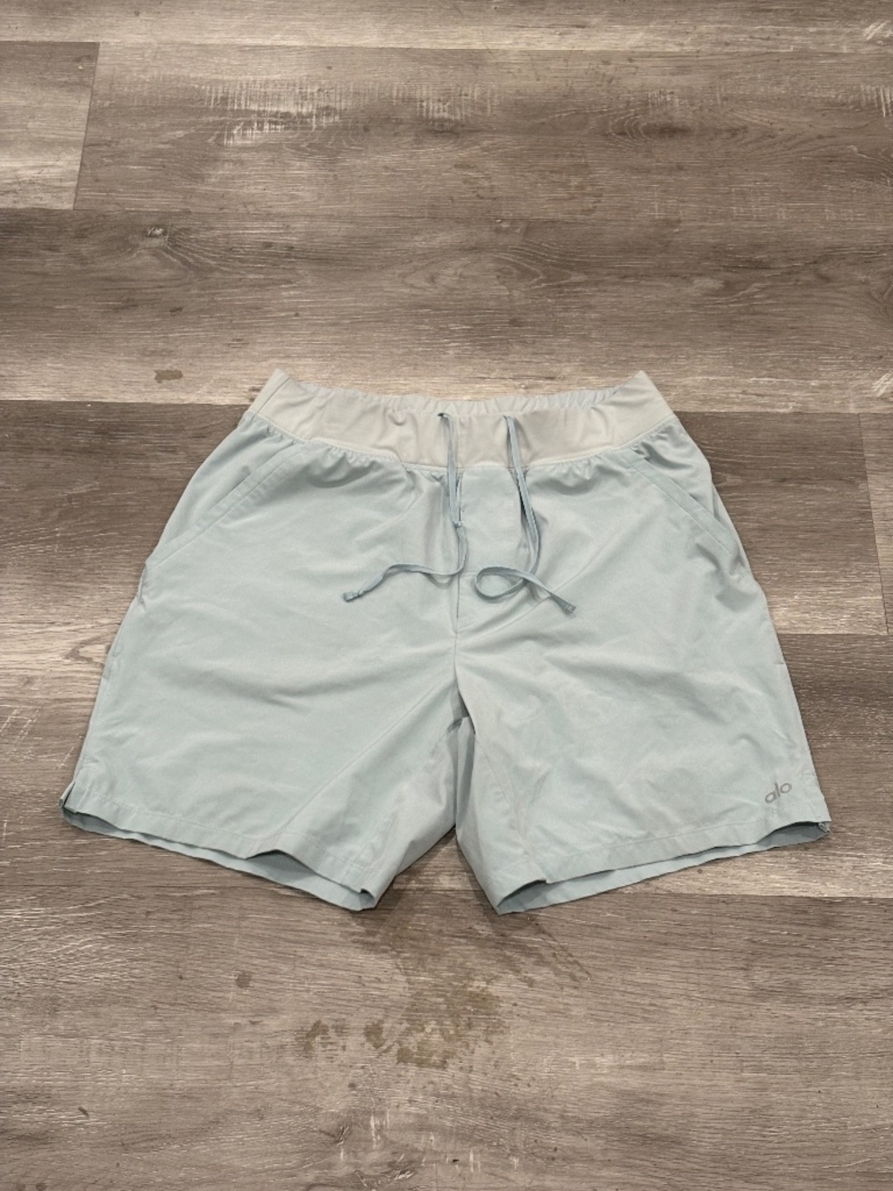Alo Yoga 7" Conquer React Performance Short Desert Sage Athletic Mens M
